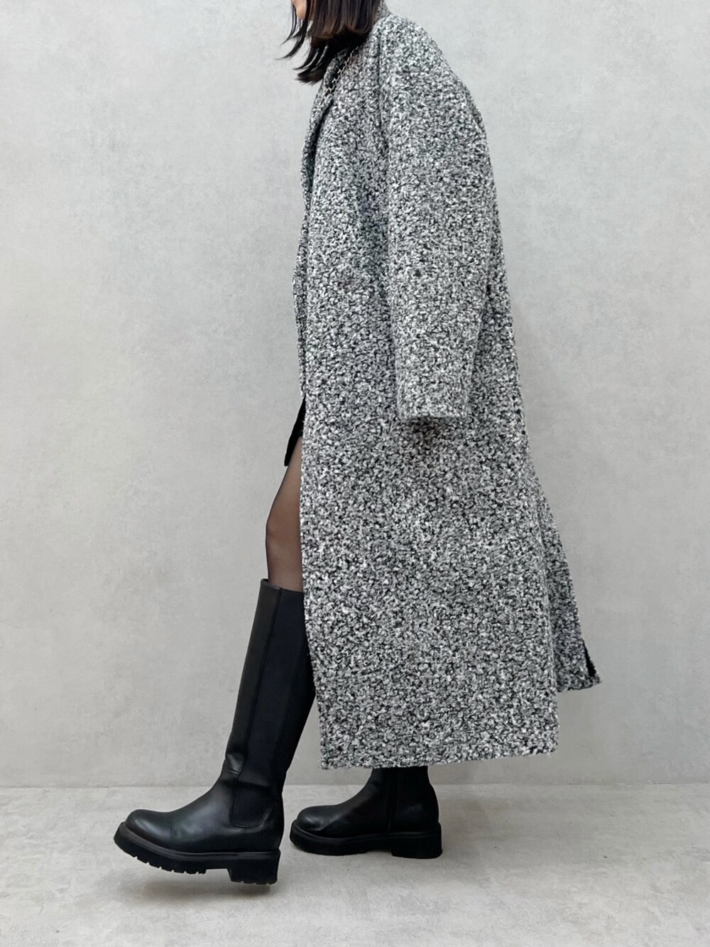 その他のチェスターコート、ブラック系のハンドバッグを着用したレディースの秋コーディネートの4枚目の写真