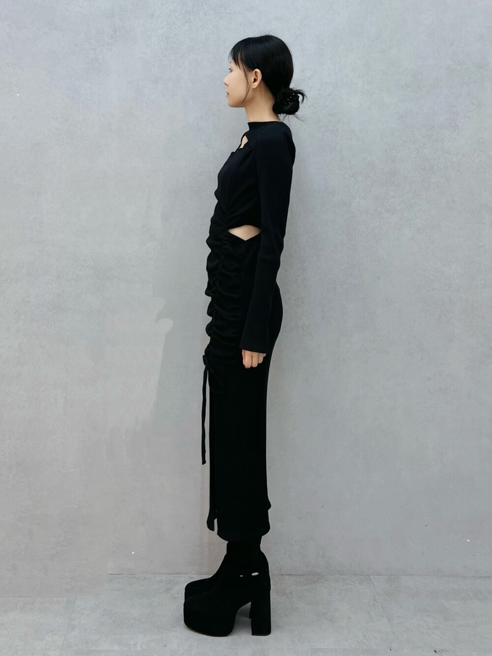 ブラック系のワンピース、ブラック系のブーツを着用したレディースの秋コーディネートの2枚目の写真