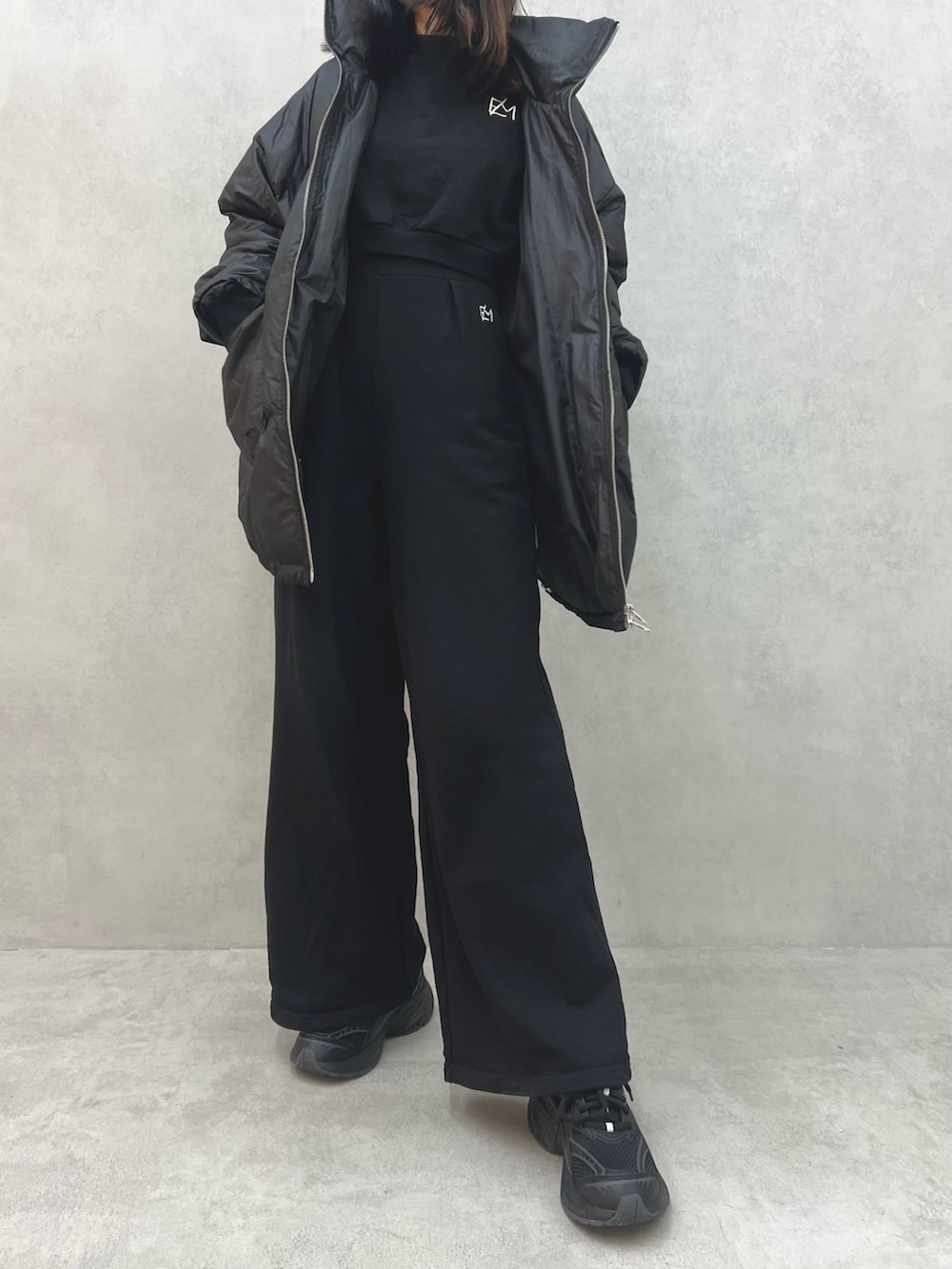 ブラック系のブルゾン、ブラック系のその他パンツ、ブラック系のTシャツ/カットソーを着用したレディースの冬コーディネートの7枚目の写真