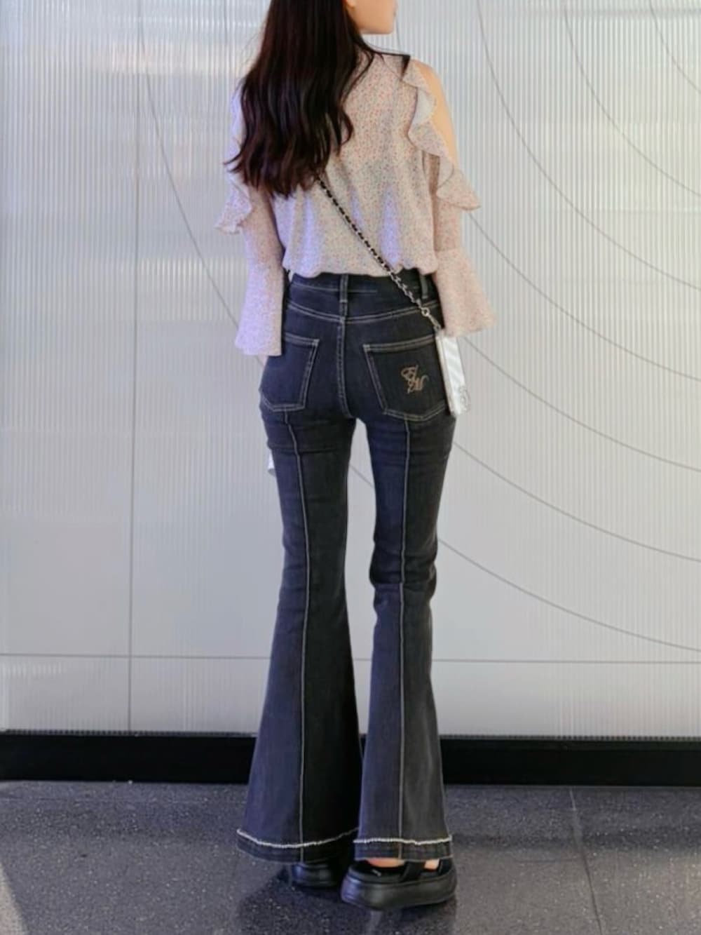 ピンク系のシャツ/ブラウス、ブラック系のデニムパンツを着用したレディースの春コーディネートの3枚目の写真