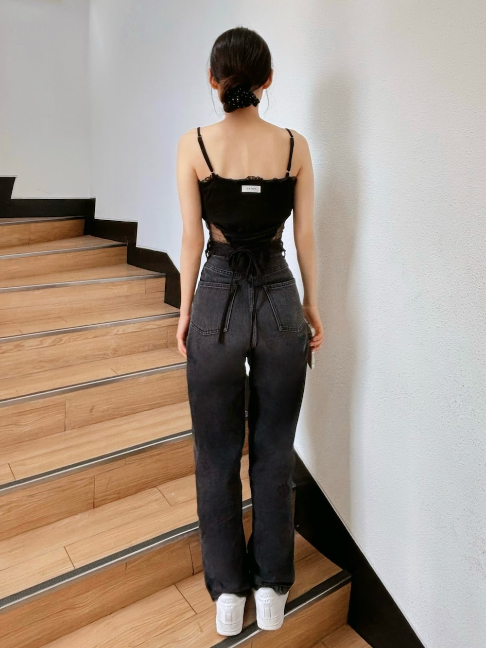 ブラック系のキャミソールを着用したレディースの夏コーディネートの3枚目の写真