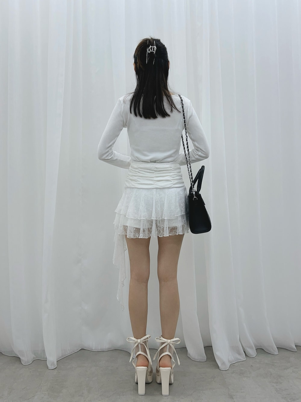 ホワイト系のスカート、ホワイト系のサンダル、ホワイト系のTシャツ/カットソーを着用したレディースの夏コーディネートの6枚目の写真