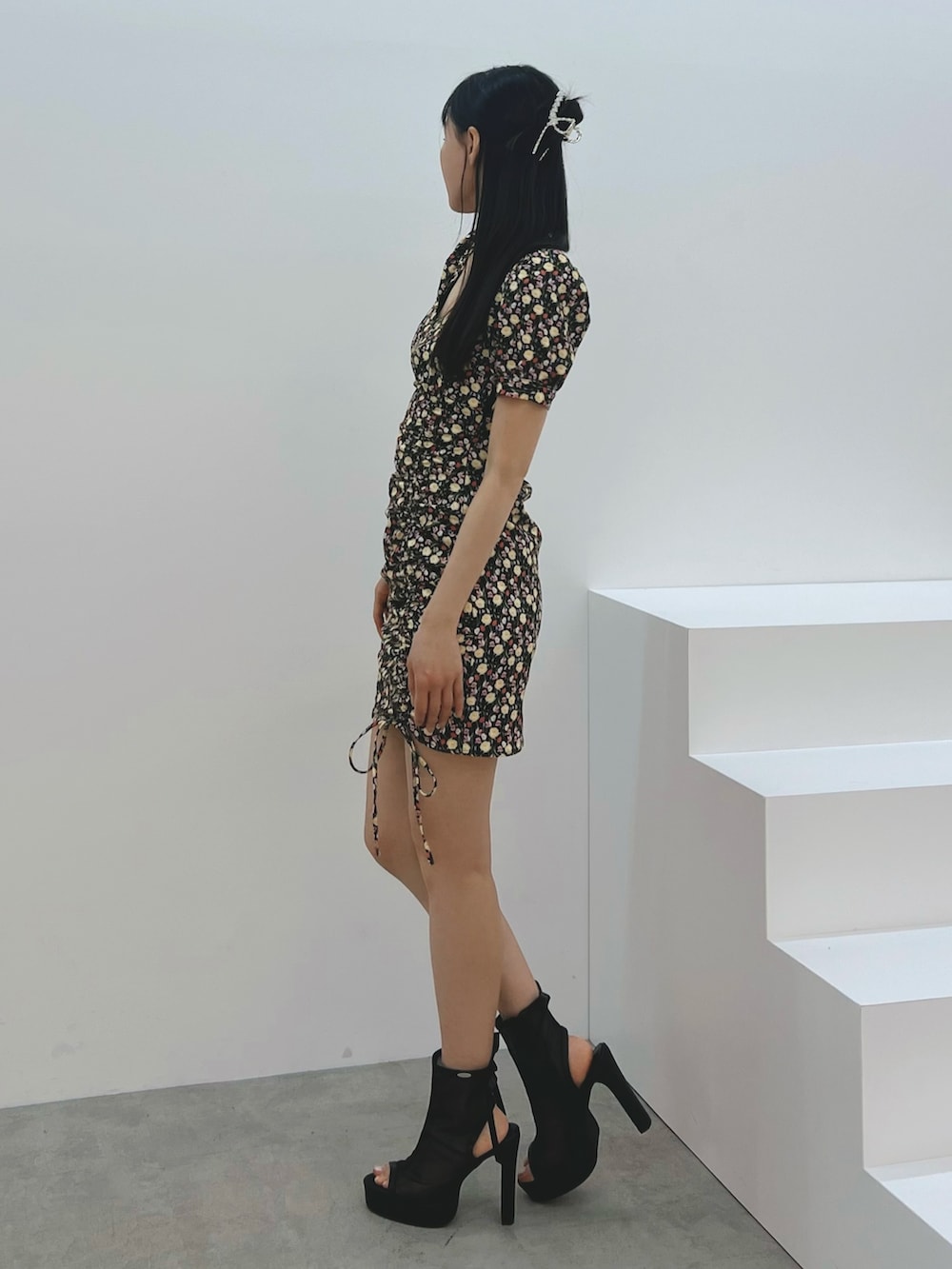 ブラック系のワンピース、ブラック系のハンドバッグ、ブラック系のサンダルを着用したレディースの春コーディネートの2枚目の写真