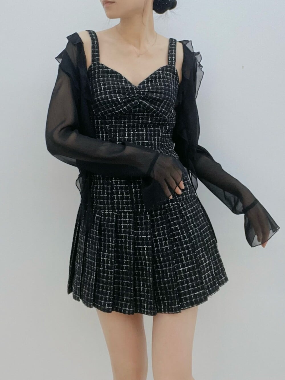 ブラック系のワンピース、ブラック系のサンダル、ブラック系のカーディガン/ボレロを着用したレディースの夏コーディネートの5枚目の写真