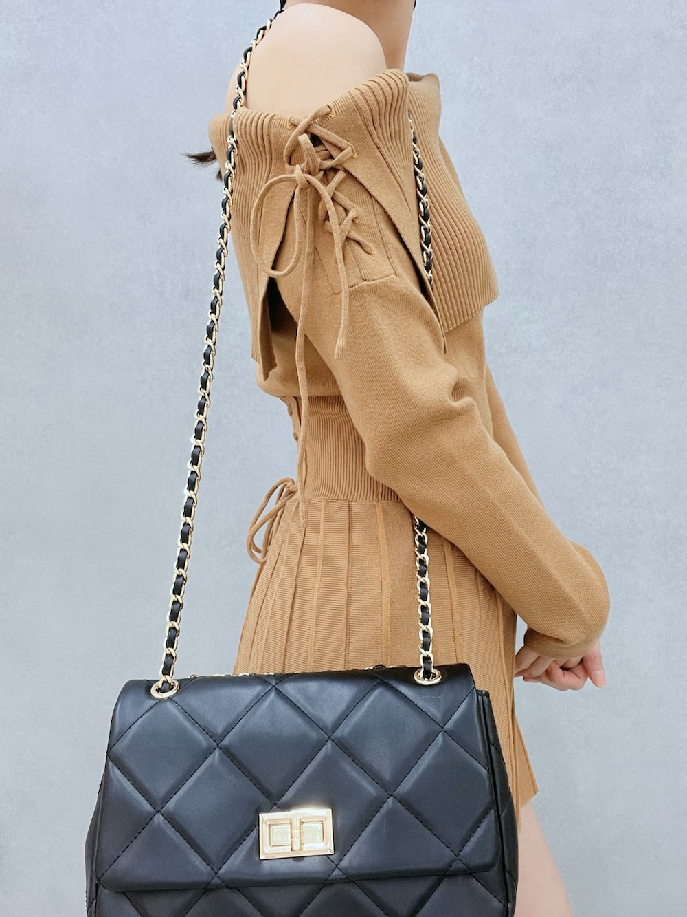 ブラウン系のワンピース、ブラウン系のブーツ、ブラック系のハンドバッグを着用したレディースの秋コーディネートの8枚目の写真