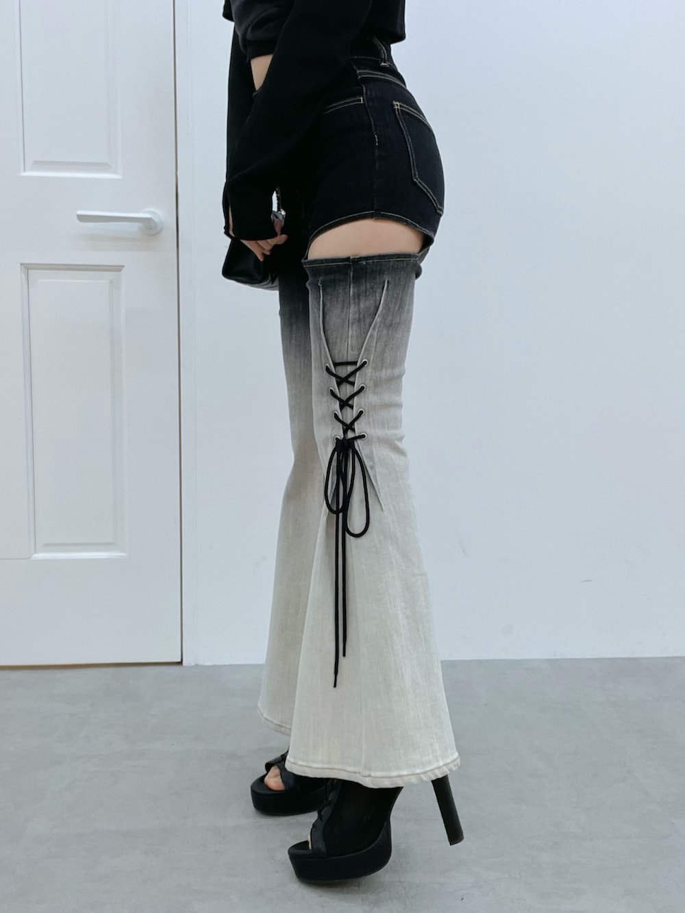 その他のデニムパンツ、ブラック系のブーツ、ブラック系のハンドバッグを着用したレディースの冬コーディネートの6枚目の写真