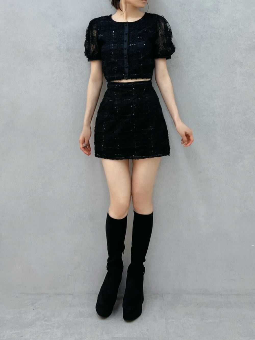 ブラック系のシャツ/ブラウス、ブラック系のスカート、ブラック系のブーツを着用したレディースの夏コーディネートの4枚目の写真