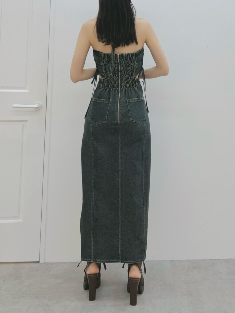 ブルー系のワンピース、ブラウン系のサンダルを着用したレディースの秋コーディネートの3枚目の写真