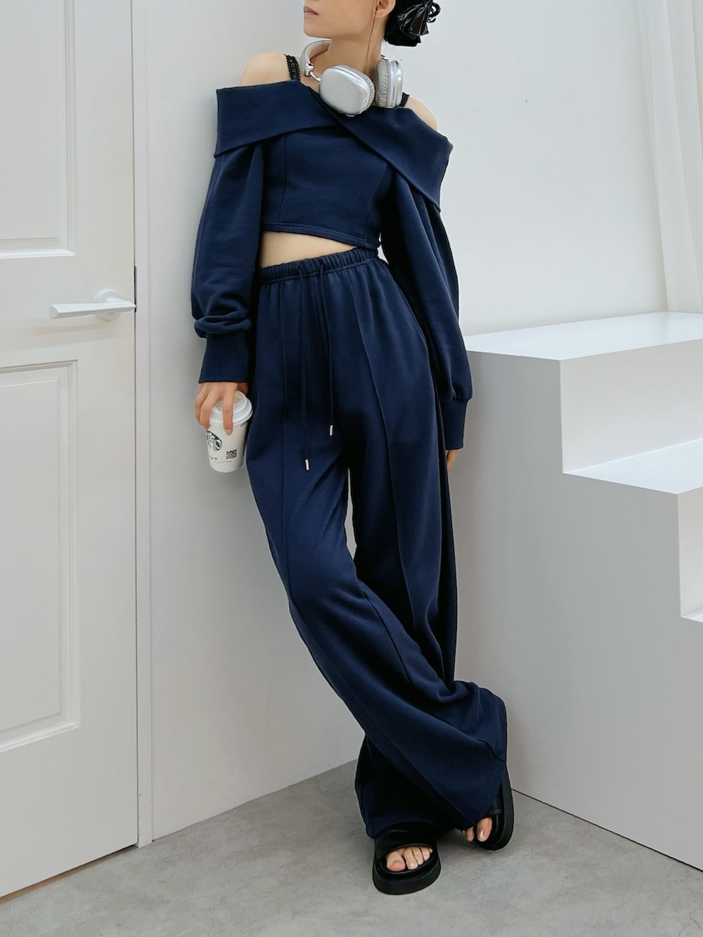 ブルー系のスウェットパンツ、ブルー系のTシャツ/カットソー、ブラック系のバレッタ/ヘアクリップを着用したレディースの秋コーディネートの7枚目の写真