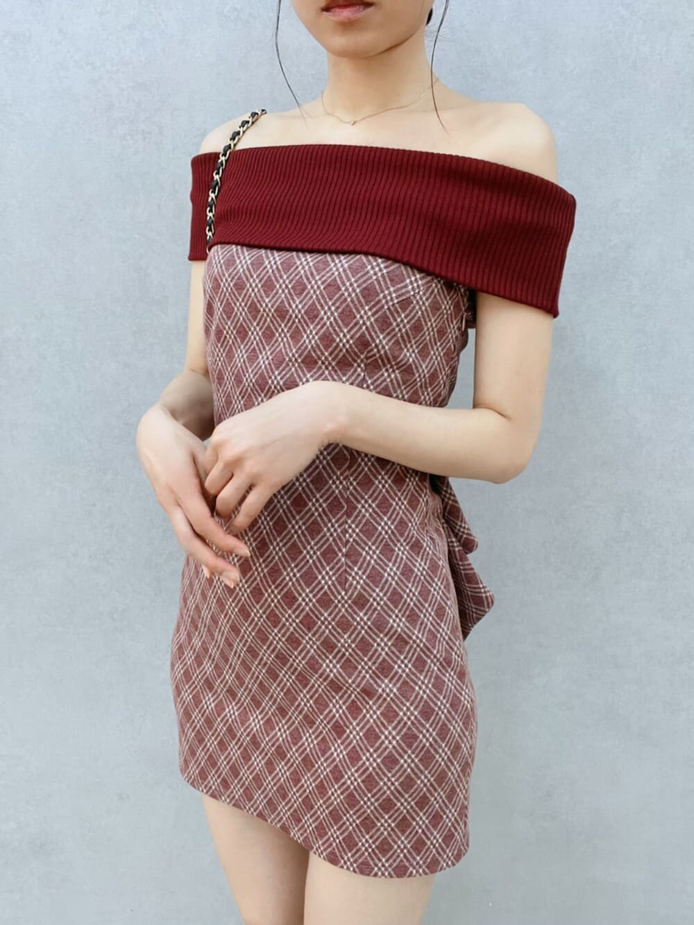 ブラック系のサンダル、レッド系のワンピース、ブラック系のハンドバッグを着用したレディースの夏コーディネートの5枚目の写真