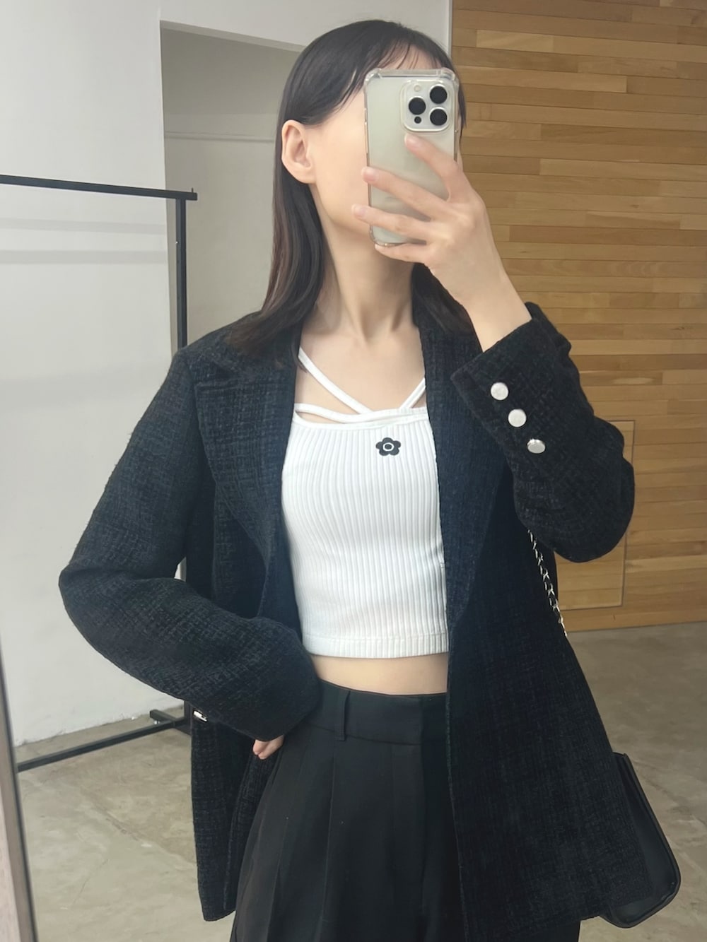 ブラック系のハンドバッグ、ホワイト系のTシャツ/カットソー、ブラック系のテーラードジャケットを着用したレディースの春コーディネートの4枚目の写真