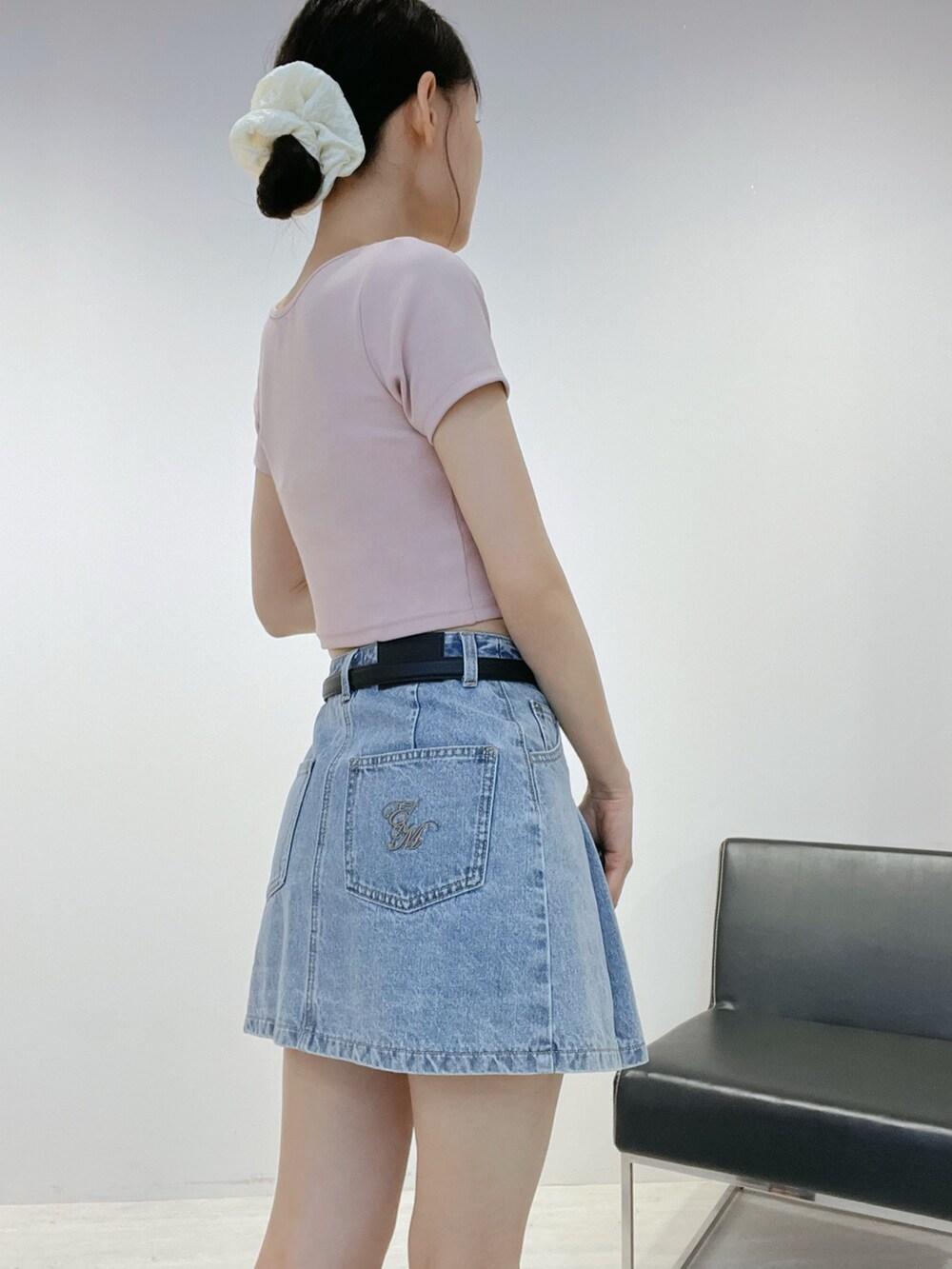 ブルー系のデニムスカート、ピンク系のTシャツ/カットソー、ブラウン系のショルダーバッグを着用したレディースの夏コーディネートの6枚目の写真