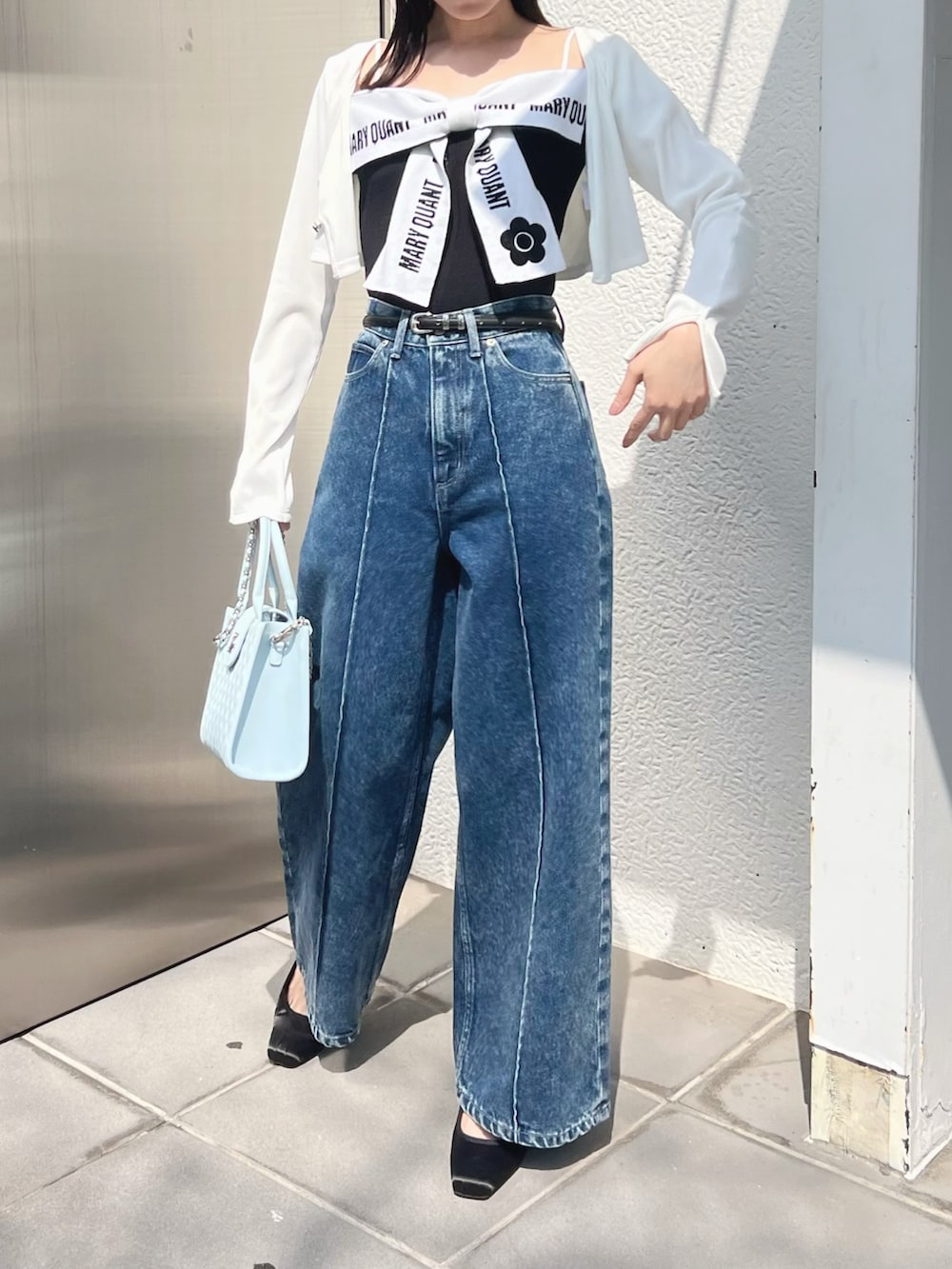 ブラック系のワンピース、ホワイト系のTシャツ/カットソー、ブルー系のハンドバッグを着用したレディースの春コーディネートの3枚目の写真