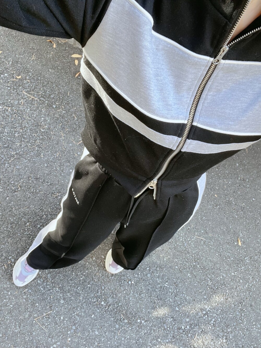 ブラック系のスウェットパンツ、ブラック系のスウェットを着用したレディースの冬コーディネートの7枚目の写真