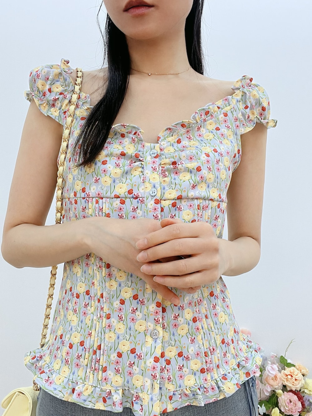 ブルー系のデニムパンツ、イエロー系のハンドバッグ、ブルー系のシャツ/ブラウスを着用したレディースの春コーディネートの4枚目の写真