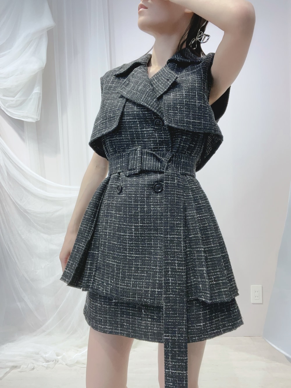 ブラック系のサンダル、ブラック系のつなぎ/オールインワン、シルバー系のバレッタ/ヘアクリップを着用したレディースの春コーディネートの5枚目の写真