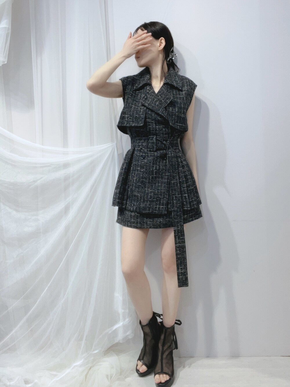 ブラック系のサンダル、ブラック系のつなぎ/オールインワン、シルバー系のバレッタ/ヘアクリップを着用したレディースの春コーディネートの2枚目の写真