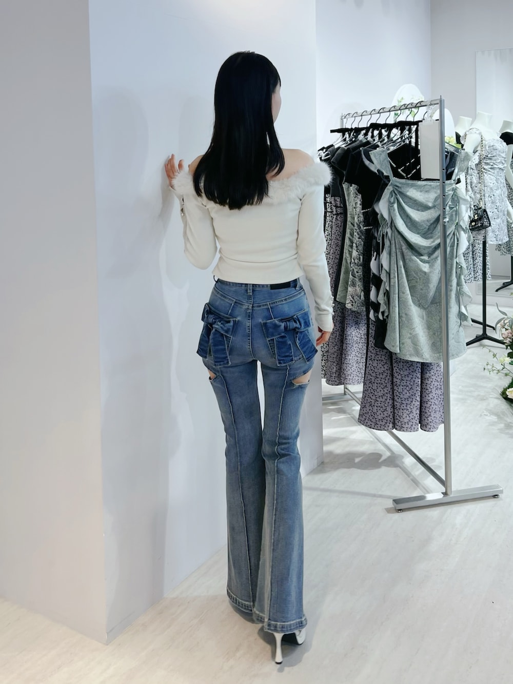 ブルー系のデニムパンツ、ホワイト系のTシャツ/カットソー、ホワイト系のサンダルを着用したレディースの夏コーディネートの3枚目の写真