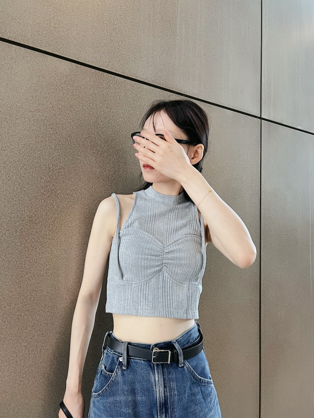 グレー系のタンクトップを着用したレディースの夏コーディネートの5枚目の写真