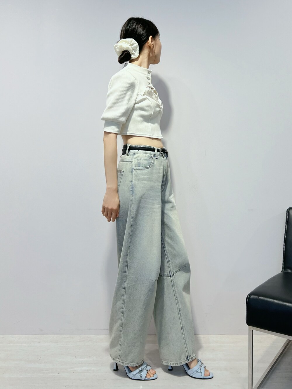 ブルー系のデニムパンツ、ブルー系のサンダル、ホワイト系のTシャツ/カットソーを着用したレディースの夏コーディネートの2枚目の写真