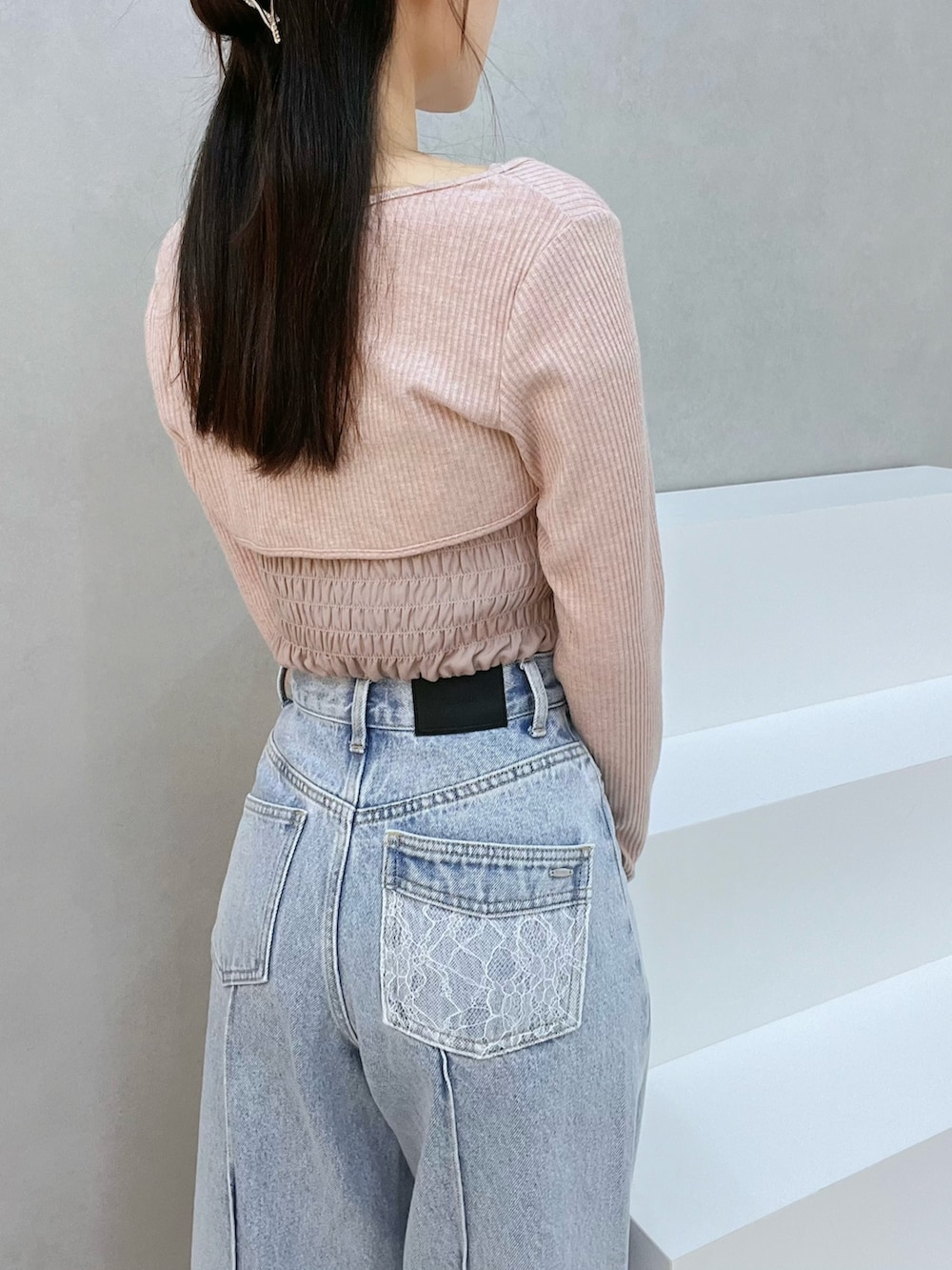 ブルー系のデニムパンツ、ホワイト系のサンダル、ピンク系のシャツ/ブラウスを着用したレディースの夏コーディネートの6枚目の写真