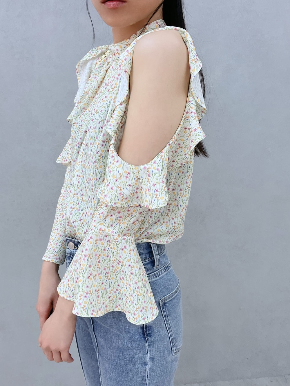 イエロー系のシャツ/ブラウス、ブルー系のデニムパンツ、ホワイト系のブーツを着用したレディースの春コーディネートの7枚目の写真