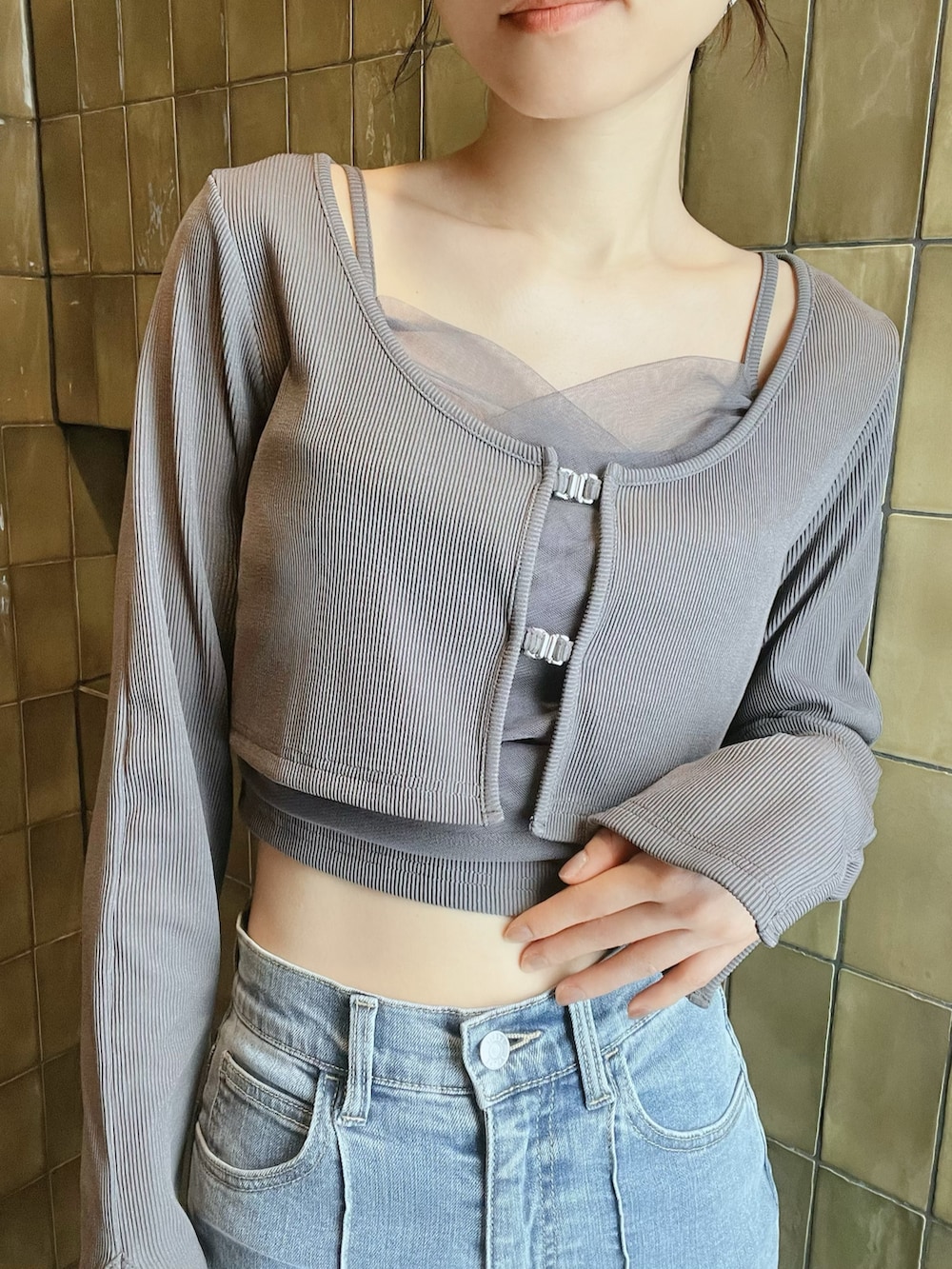 ブルー系のデニムパンツ、グレー系のTシャツ/カットソーを着用したレディースの春コーディネートの5枚目の写真