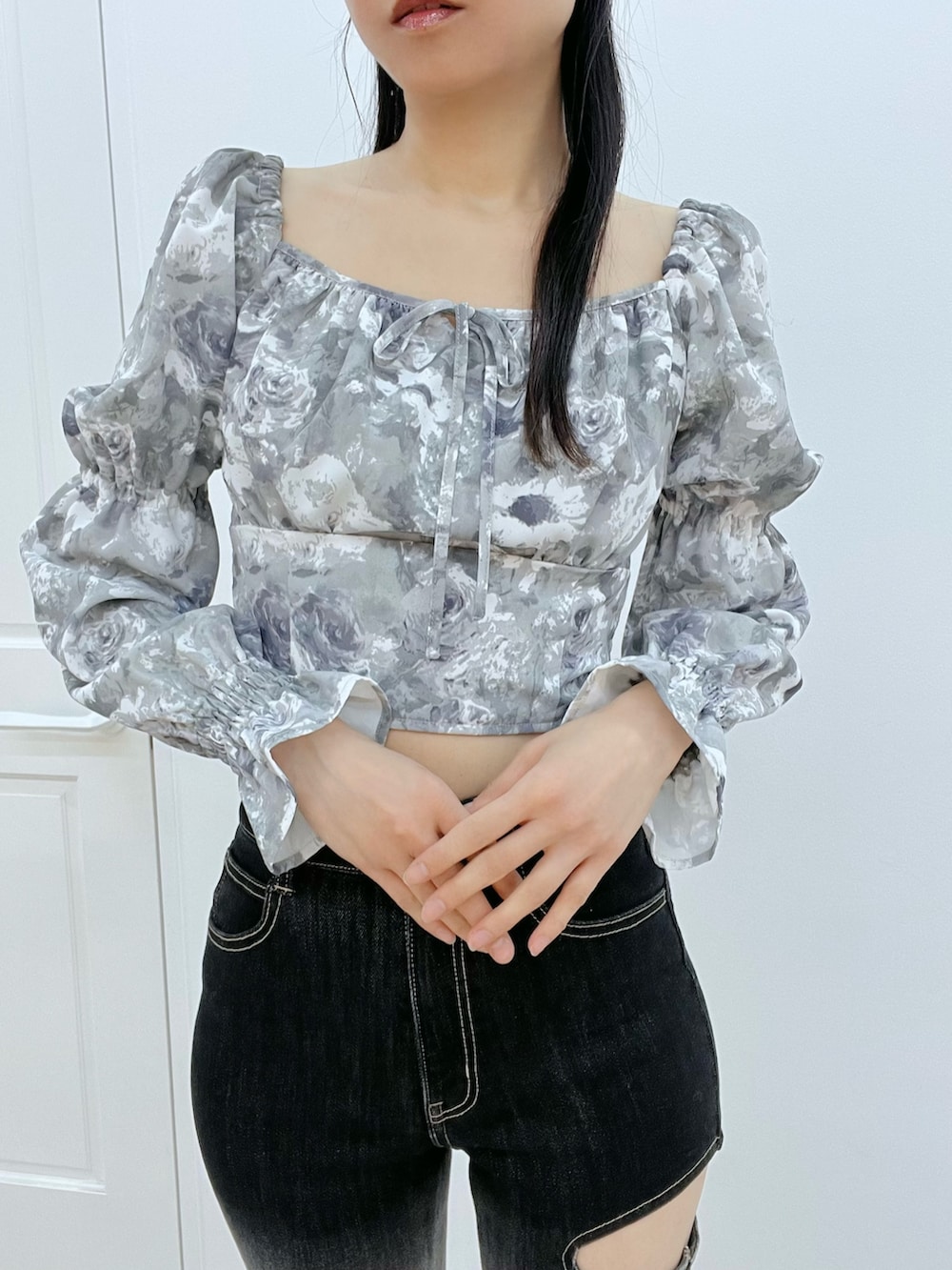 その他のデニムパンツ、ブラック系のブーツ、グレー系のシャツ/ブラウスを着用したレディースの冬コーディネートの5枚目の写真