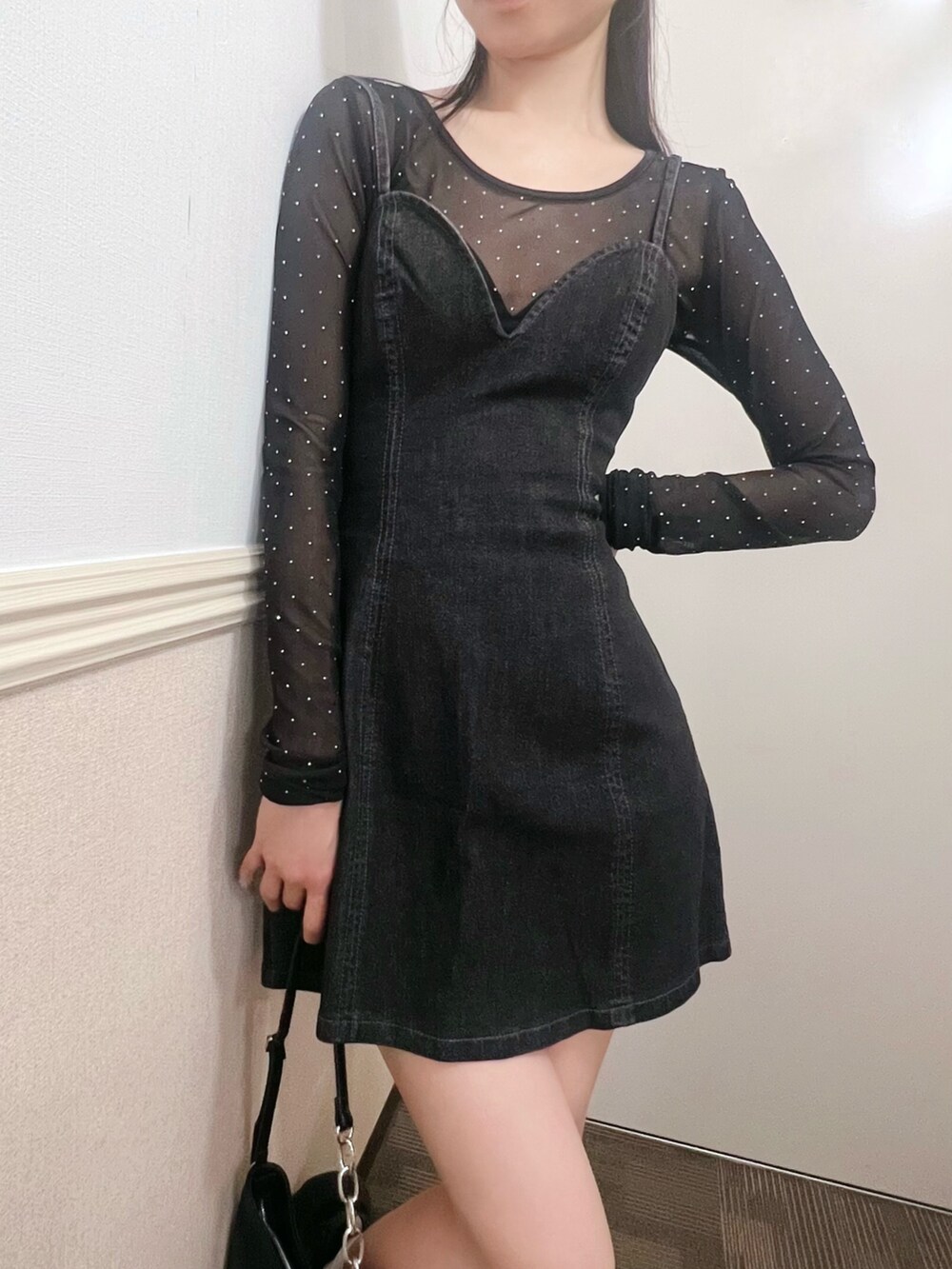 ブラック系のワンピース、ブラック系のTシャツ/カットソーを着用したレディースの夏コーディネートの6枚目の写真