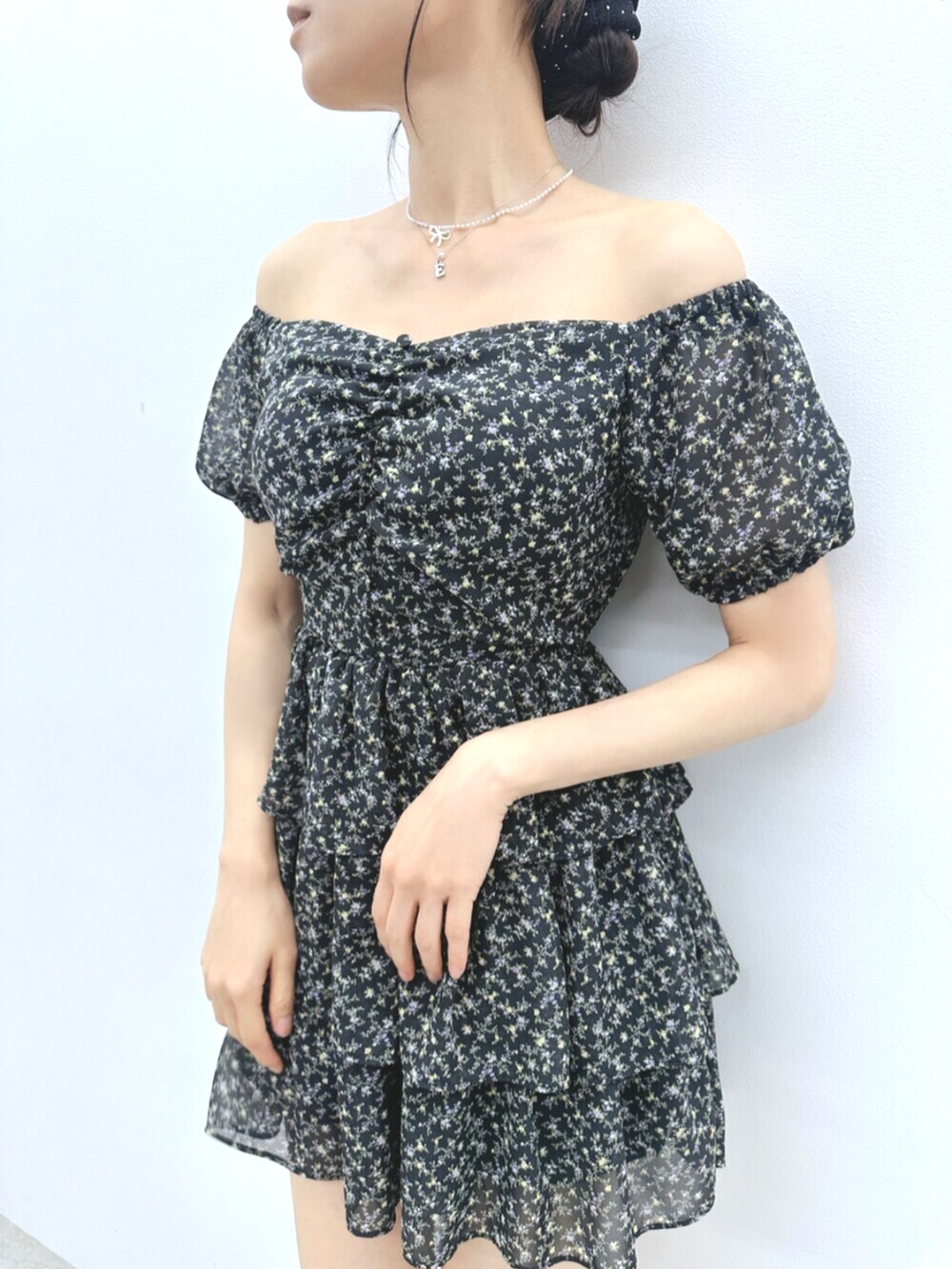 ブラック系のハンドバッグ、ブラック系のサンダル、ブラック系のワンピースを着用したレディースの夏コーディネートの6枚目の写真