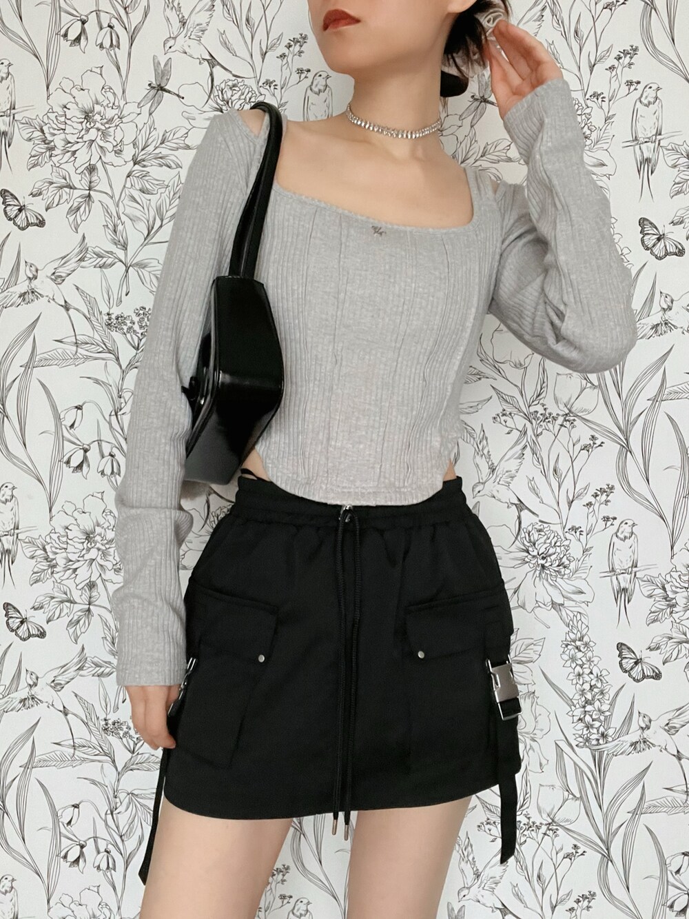 グレー系のTシャツ/カットソー、ブラック系のスカートを着用したレディースの春コーディネートの2枚目の写真