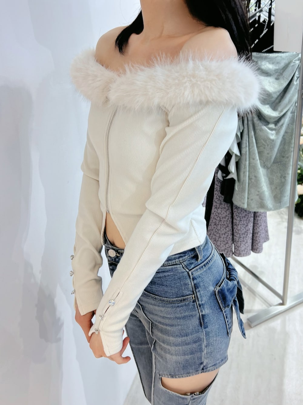ブルー系のデニムパンツ、ホワイト系のTシャツ/カットソー、ホワイト系のサンダルを着用したレディースの夏コーディネートの6枚目の写真