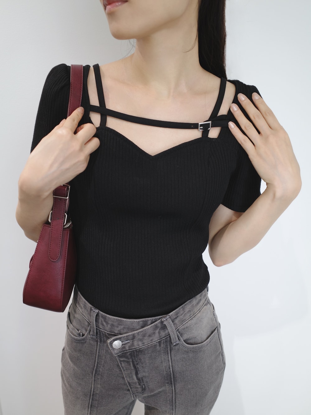 ブラック系のデニムパンツ、ブラック系のサンダル、レッド系のショルダーバッグを着用したレディースの夏コーディネートの5枚目の写真