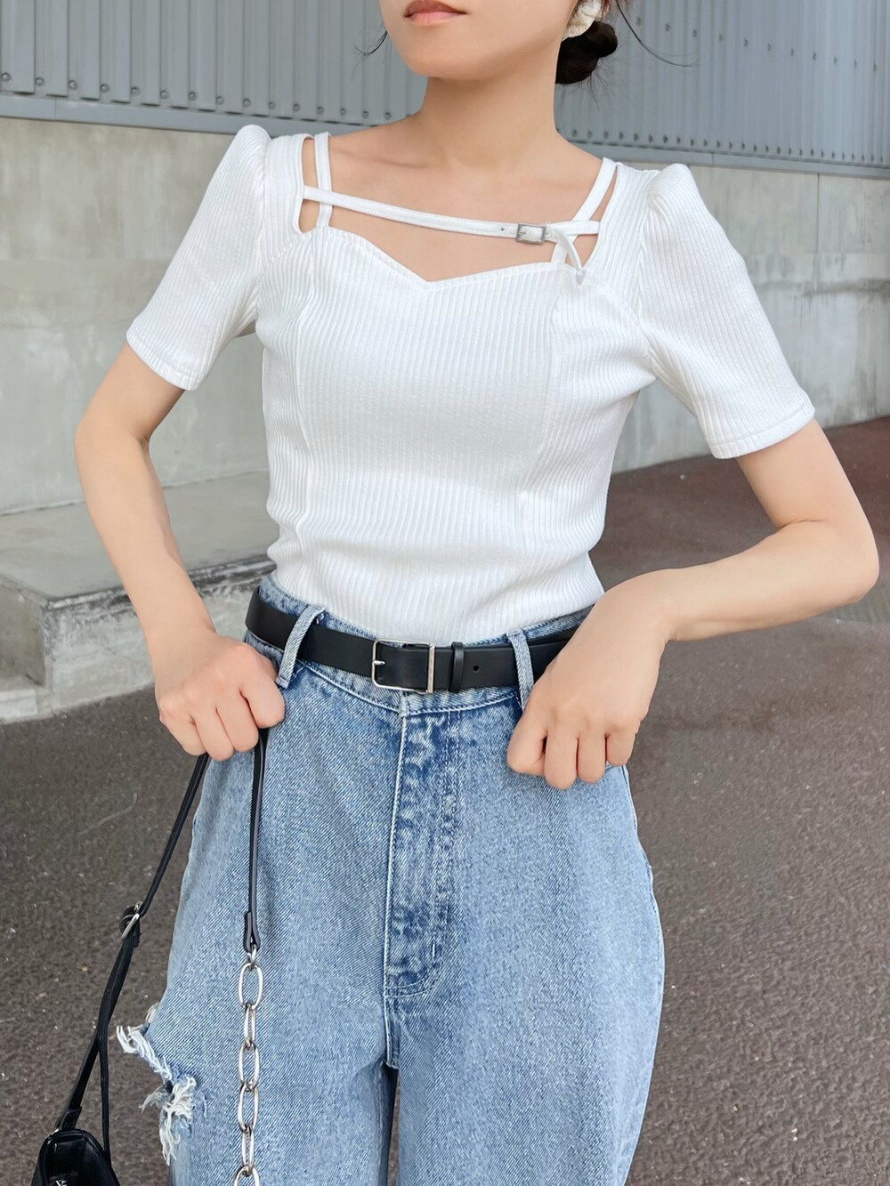 ブルー系のデニムパンツ、ホワイト系のTシャツ/カットソーを着用したレディースの夏コーディネートの4枚目の写真