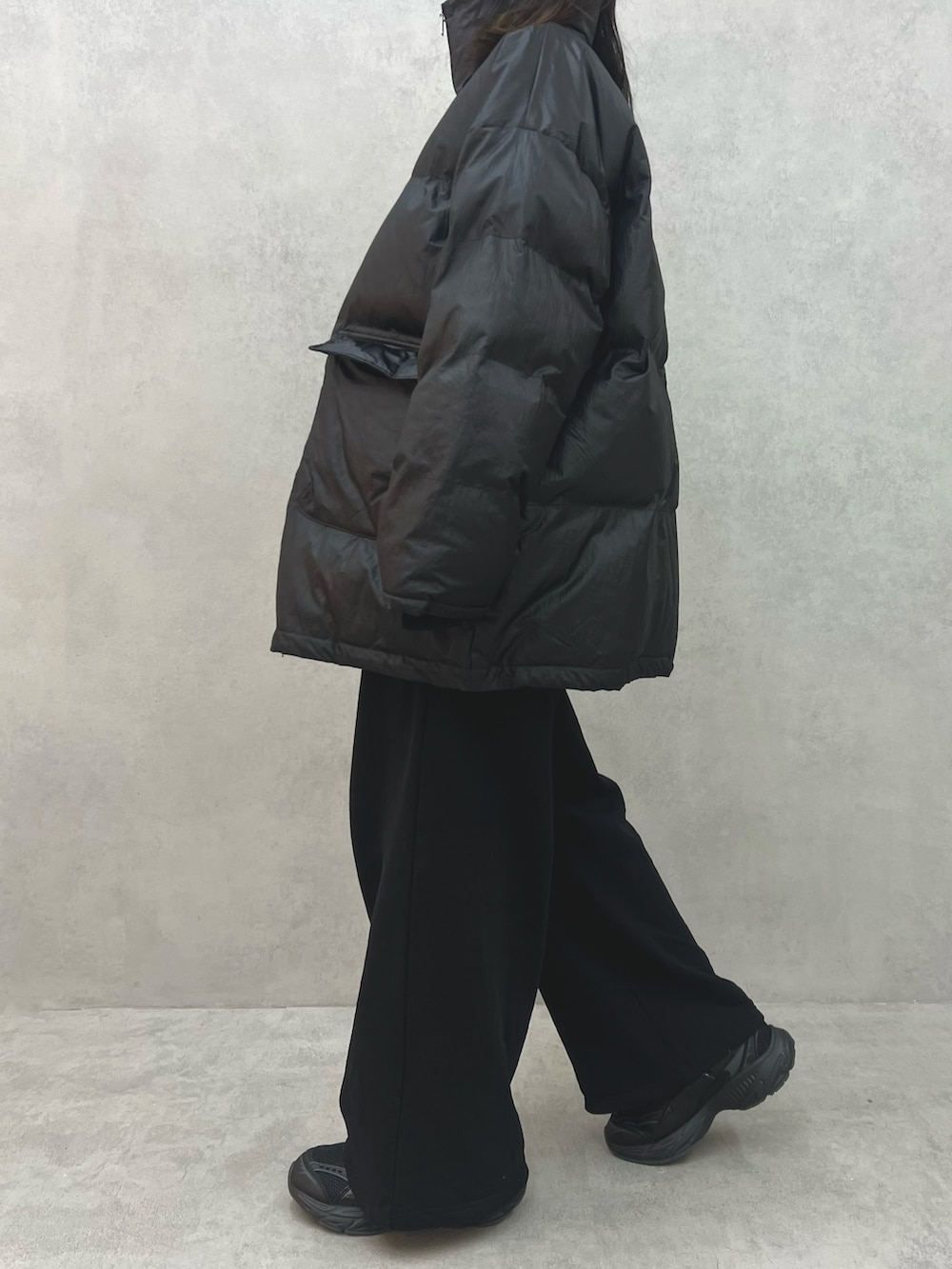 ブラック系のブルゾン、ブラック系のその他パンツ、ブラック系のTシャツ/カットソーを着用したレディースの冬コーディネートの5枚目の写真