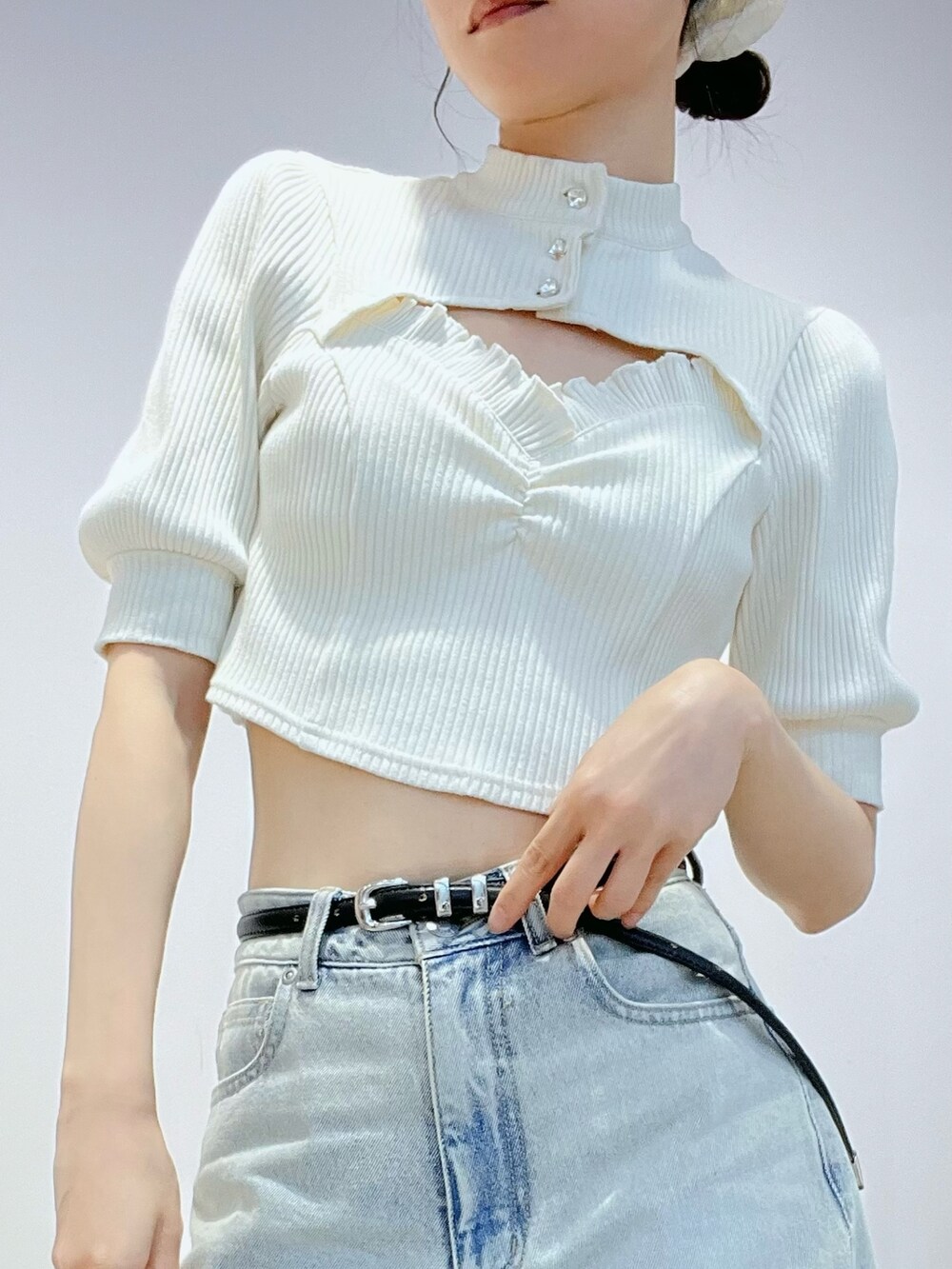 ブルー系のデニムパンツ、ブルー系のサンダル、ホワイト系のTシャツ/カットソーを着用したレディースの夏コーディネートの4枚目の写真