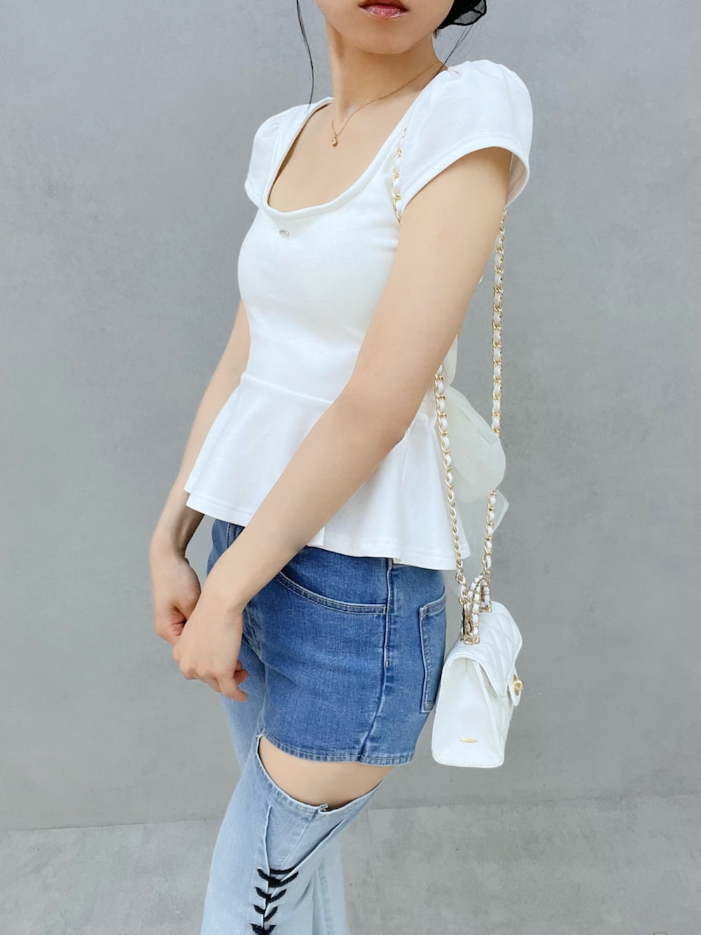 その他のデニムパンツ、ホワイト系のサンダル、ホワイト系のTシャツ/カットソーを着用したレディースの夏コーディネートの6枚目の写真