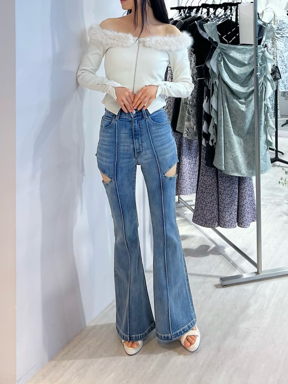 ブルー系のデニムパンツ、ホワイト系のTシャツ/カットソー、ホワイト系のサンダルを着用したレディースの夏コーディネートの4枚目の写真