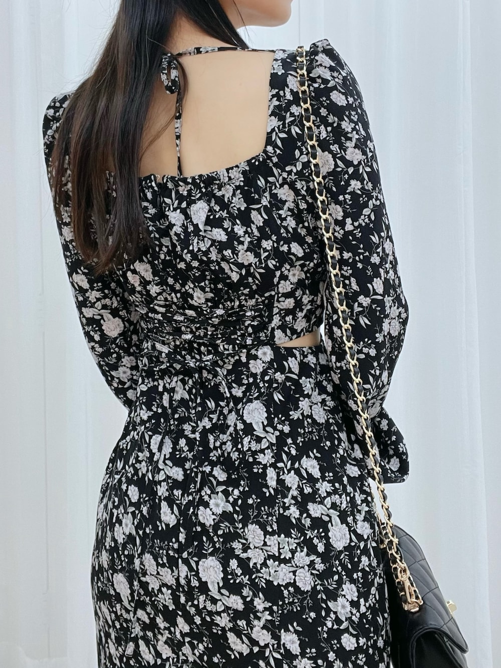 ブラック系のワンピース、ブラック系のサンダル、ブラック系のハンドバッグを着用したレディースの冬コーディネートの7枚目の写真