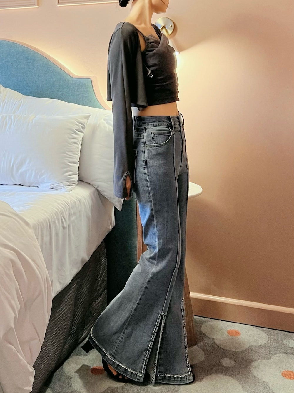 ブルー系のデニムパンツ、グレー系のTシャツ/カットソーを着用したレディースの春コーディネートの2枚目の写真