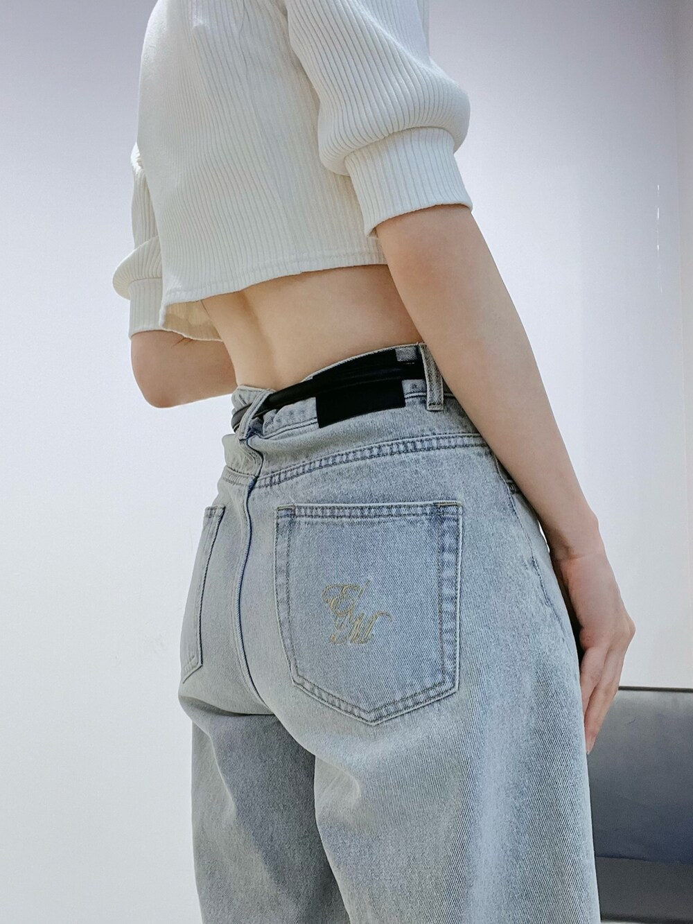 ブルー系のデニムパンツ、ブルー系のサンダル、ホワイト系のTシャツ/カットソーを着用したレディースの夏コーディネートの5枚目の写真