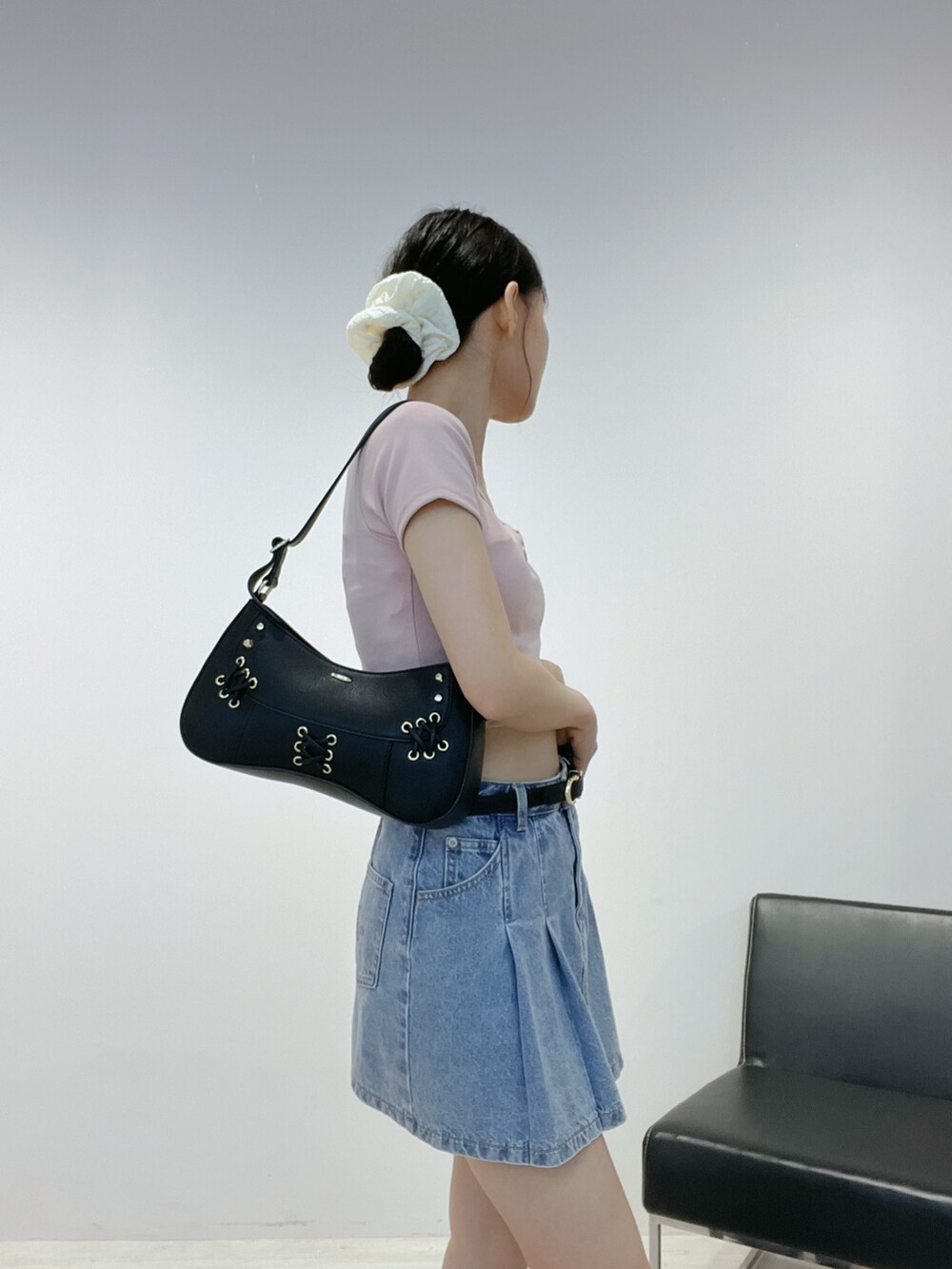 ブルー系のデニムスカート、ピンク系のTシャツ/カットソー、ブラウン系のショルダーバッグを着用したレディースの夏コーディネートの5枚目の写真