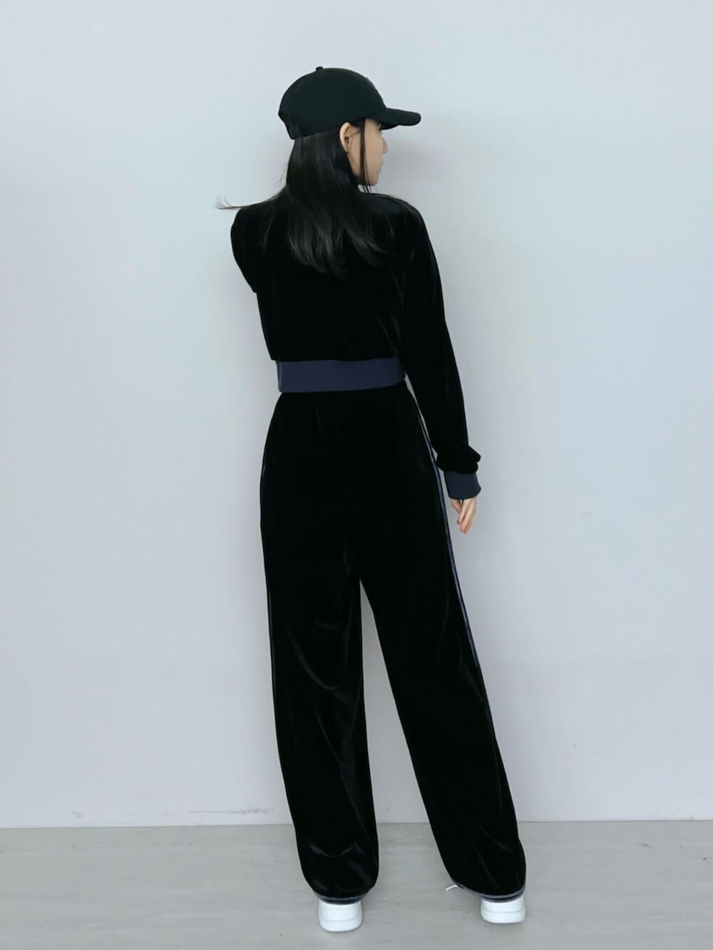 ブラック系のその他パンツ、ブラック系のブルゾンを着用したレディースの秋コーディネートの4枚目の写真