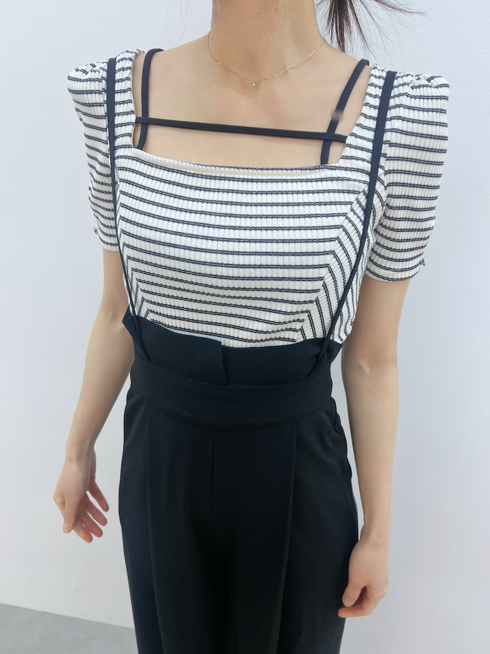 ブラック系のその他パンツ、その他のTシャツ/カットソー、ブラック系のサンダルを着用したレディースの春コーディネートの4枚目の写真