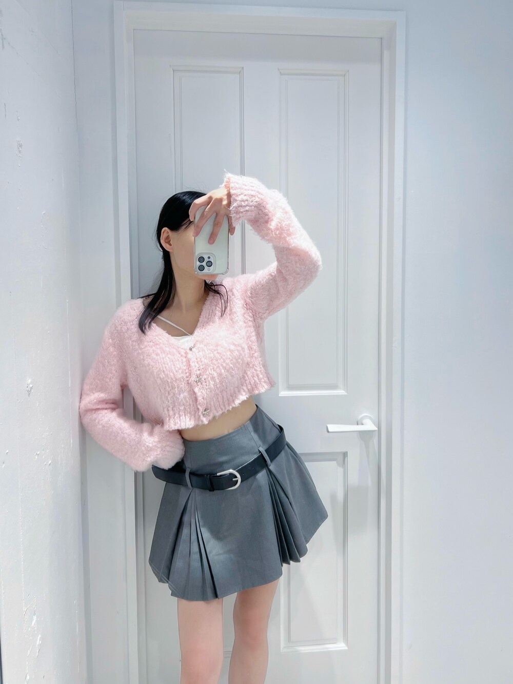 グレー系のスカート、ピンク系のカーディガン/ボレロ、ホワイト系のその他アンダーウェア/インナーを着用したレディースの春コーディネートの4枚目の写真