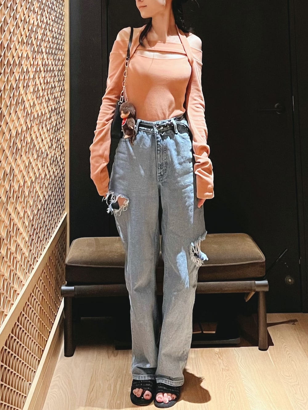 ブルー系のデニムパンツ、オレンジ系のTシャツ/カットソーを着用したレディースの秋コーディネートの7枚目の写真