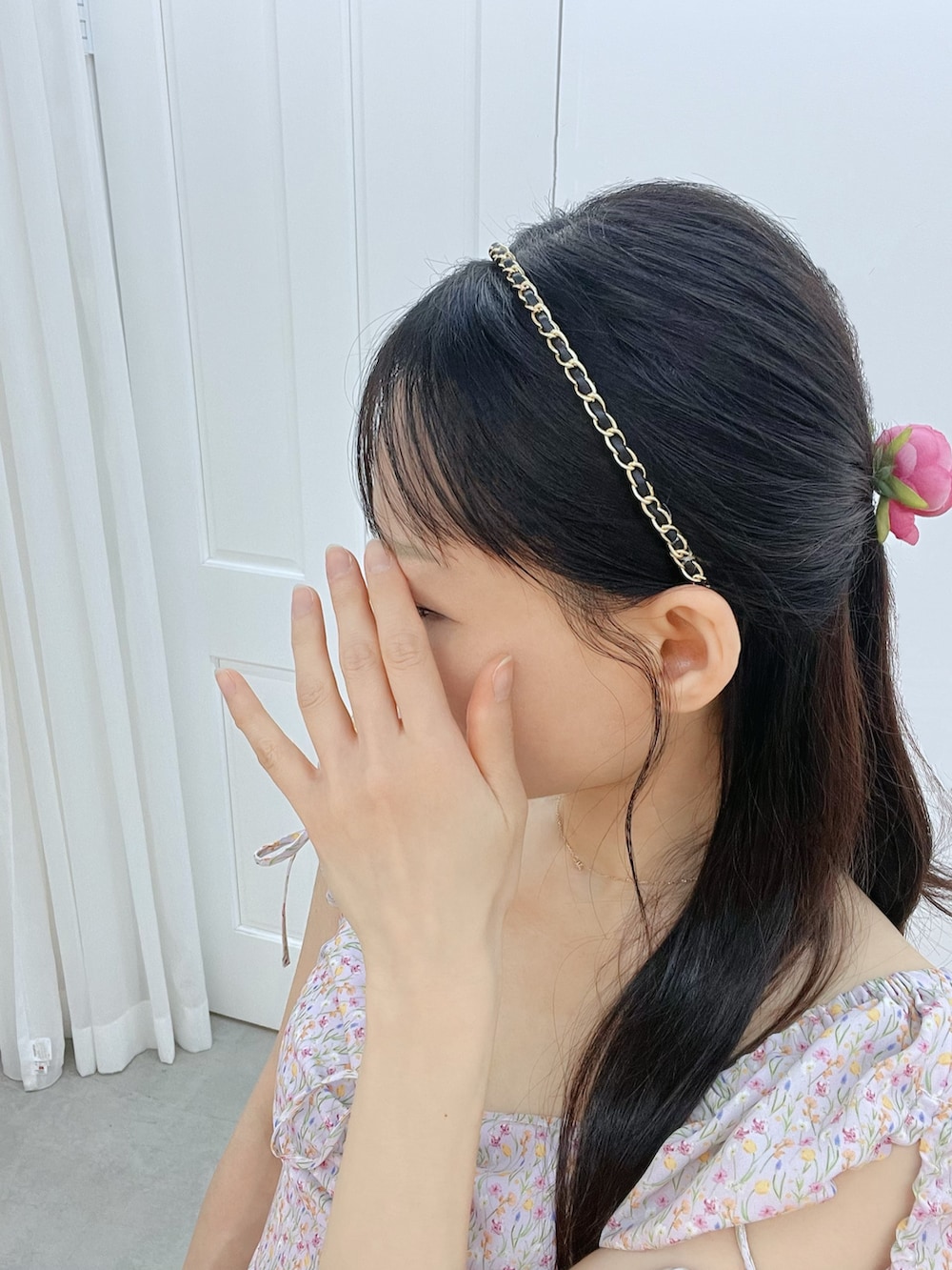 ピンク系のワンピース、ホワイト系のハンドバッグ、ホワイト系のサンダルを着用したレディースの春コーディネートの6枚目の写真