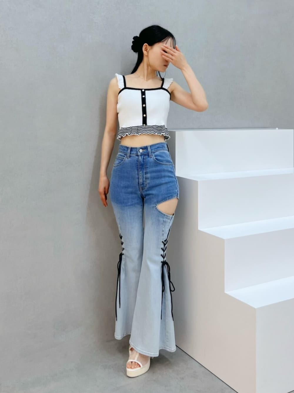 ホワイト系のサンダル、その他のデニムパンツ、ホワイト系のキャミソールを着用したレディースの夏コーディネートの4枚目の写真