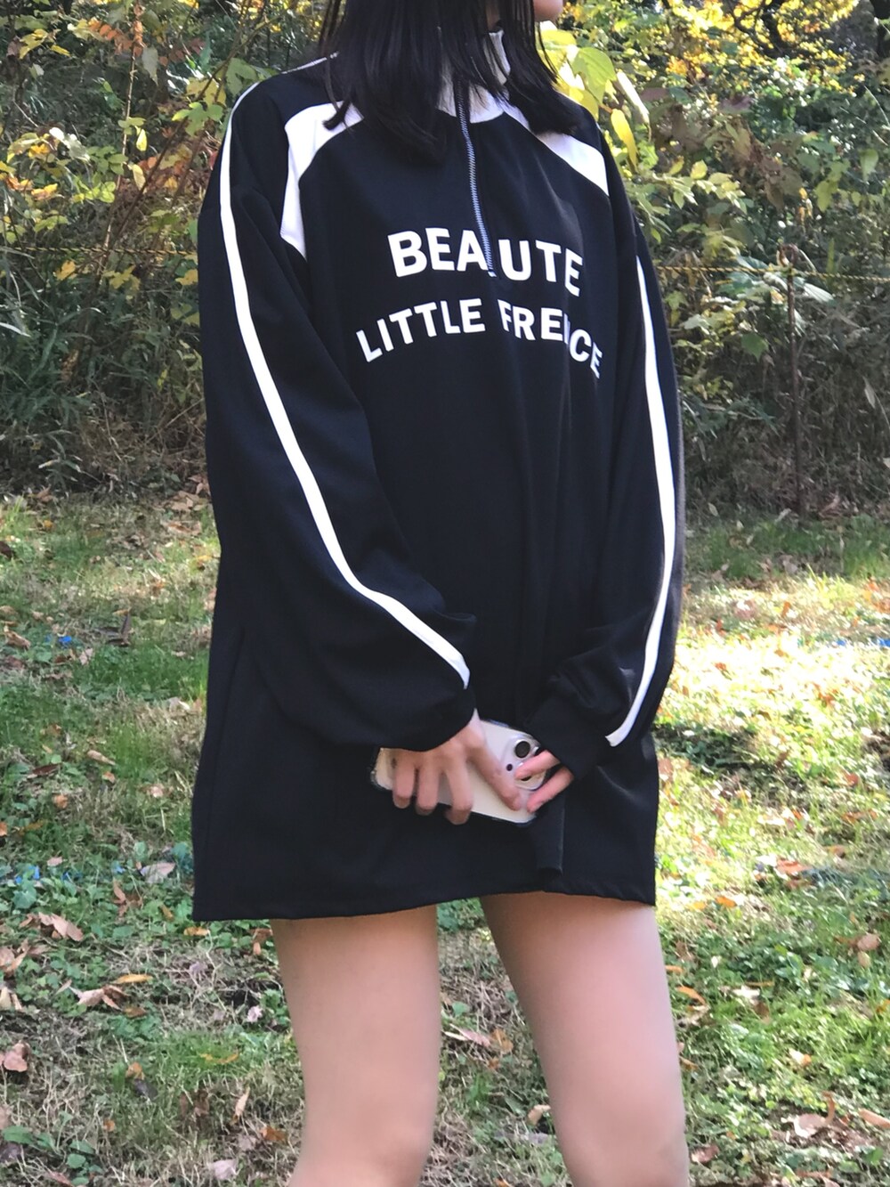 ブラック系のTシャツ/カットソーを着用したレディースの冬コーディネートの4枚目の写真