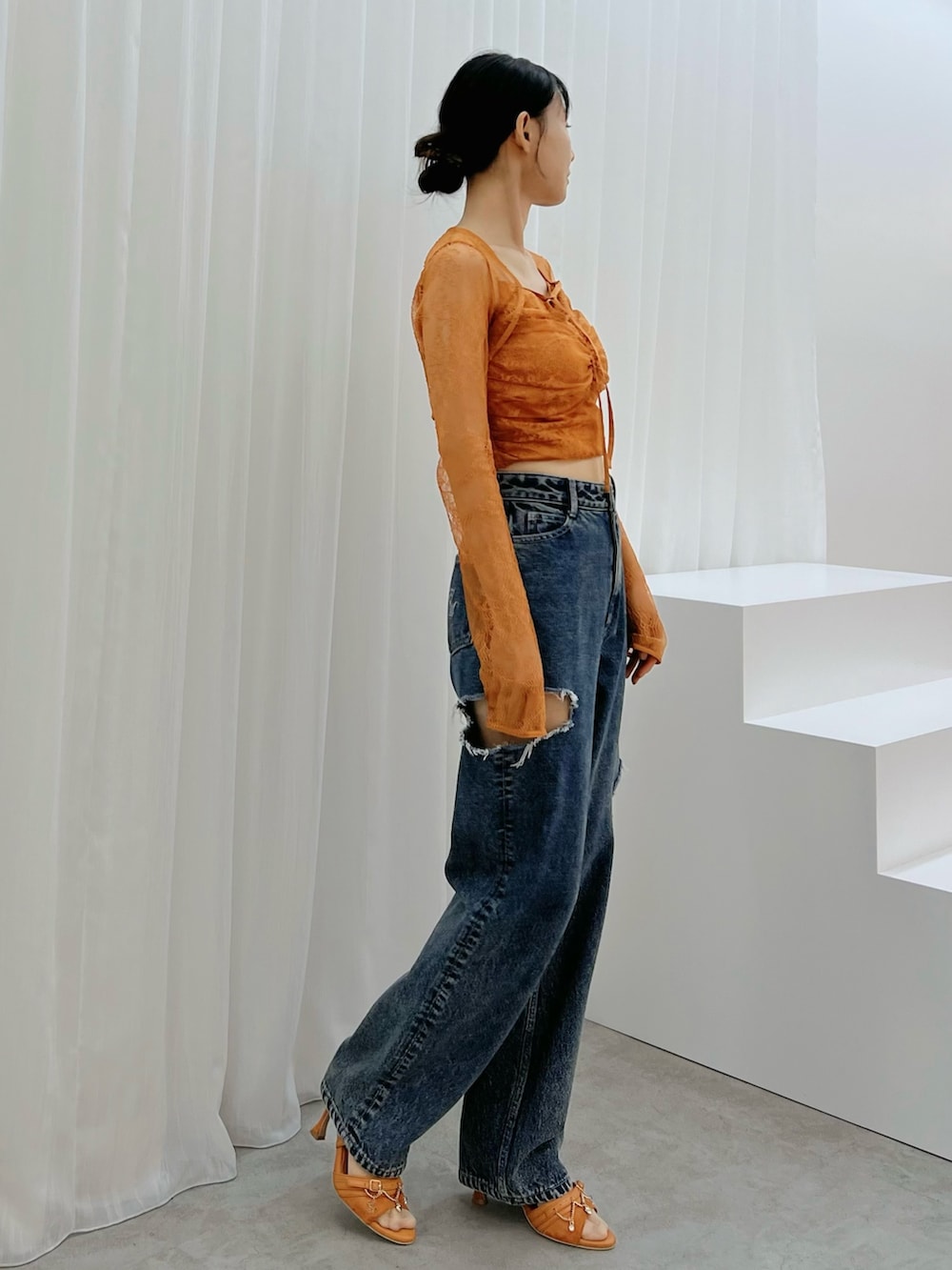 ブルー系のデニムパンツ、オレンジ系のシャツ/ブラウス、オレンジ系のサンダルを着用したレディースの秋コーディネートの2枚目の写真